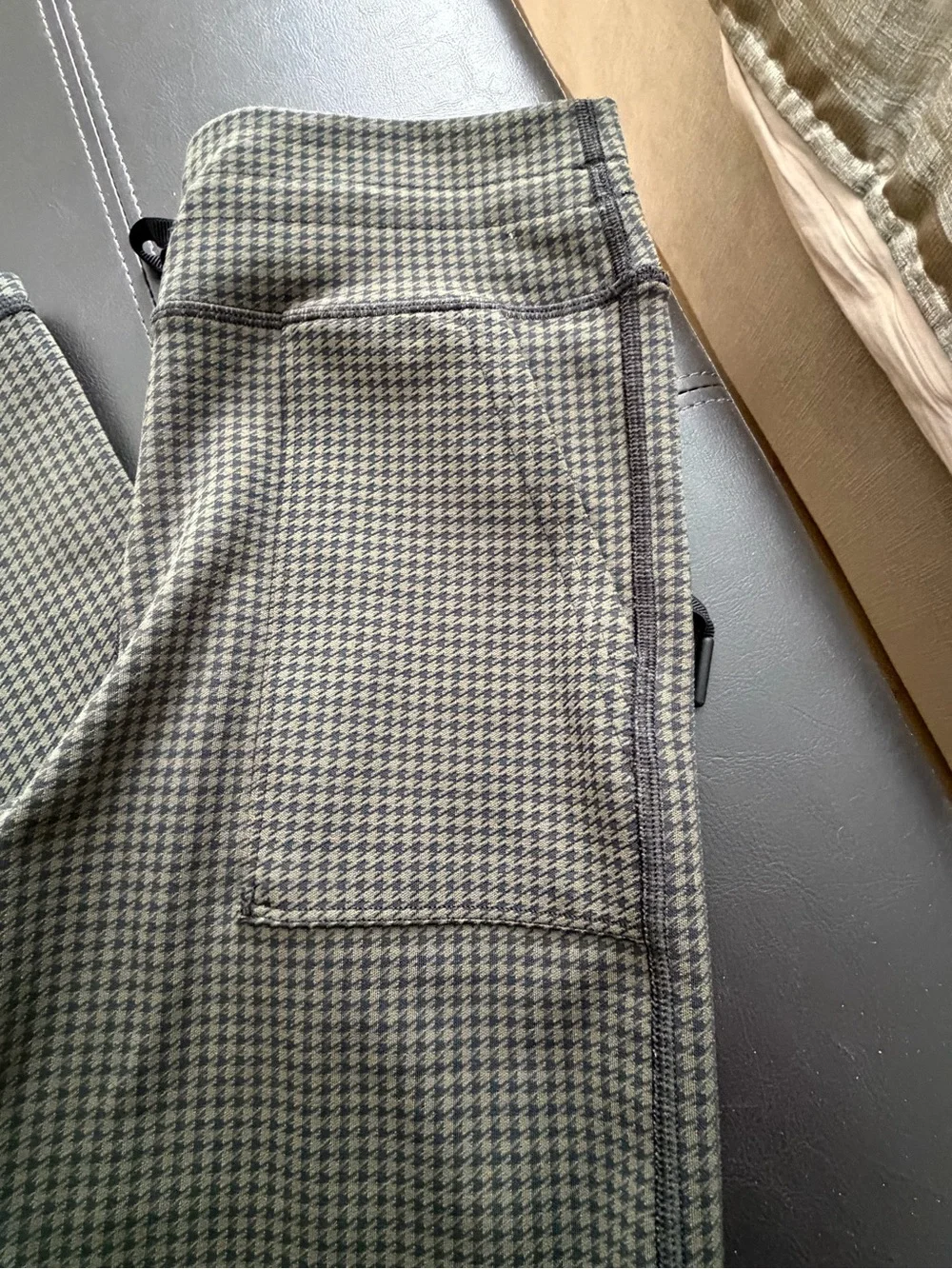 Aerie offline active matching set in Dark Green Houndstooth